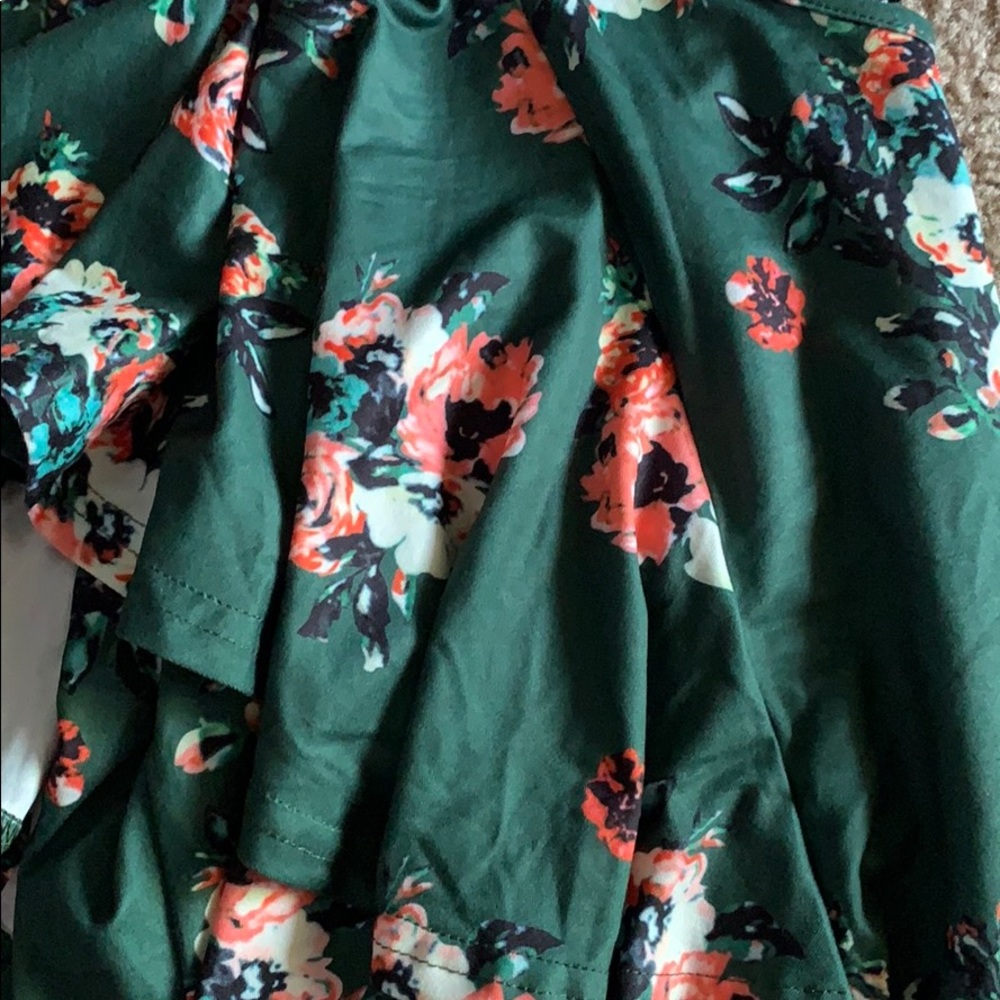 Plus Size Floral Printing Short Ruffle Sleeve - Picture 2 of 3
